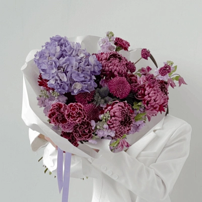 Букет с  гортензией и хризантемой